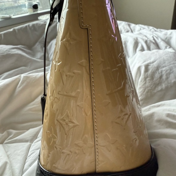 Louis Vuitton Beige Monogram Vernis Lockit PM Bag - Picture 7 of 12